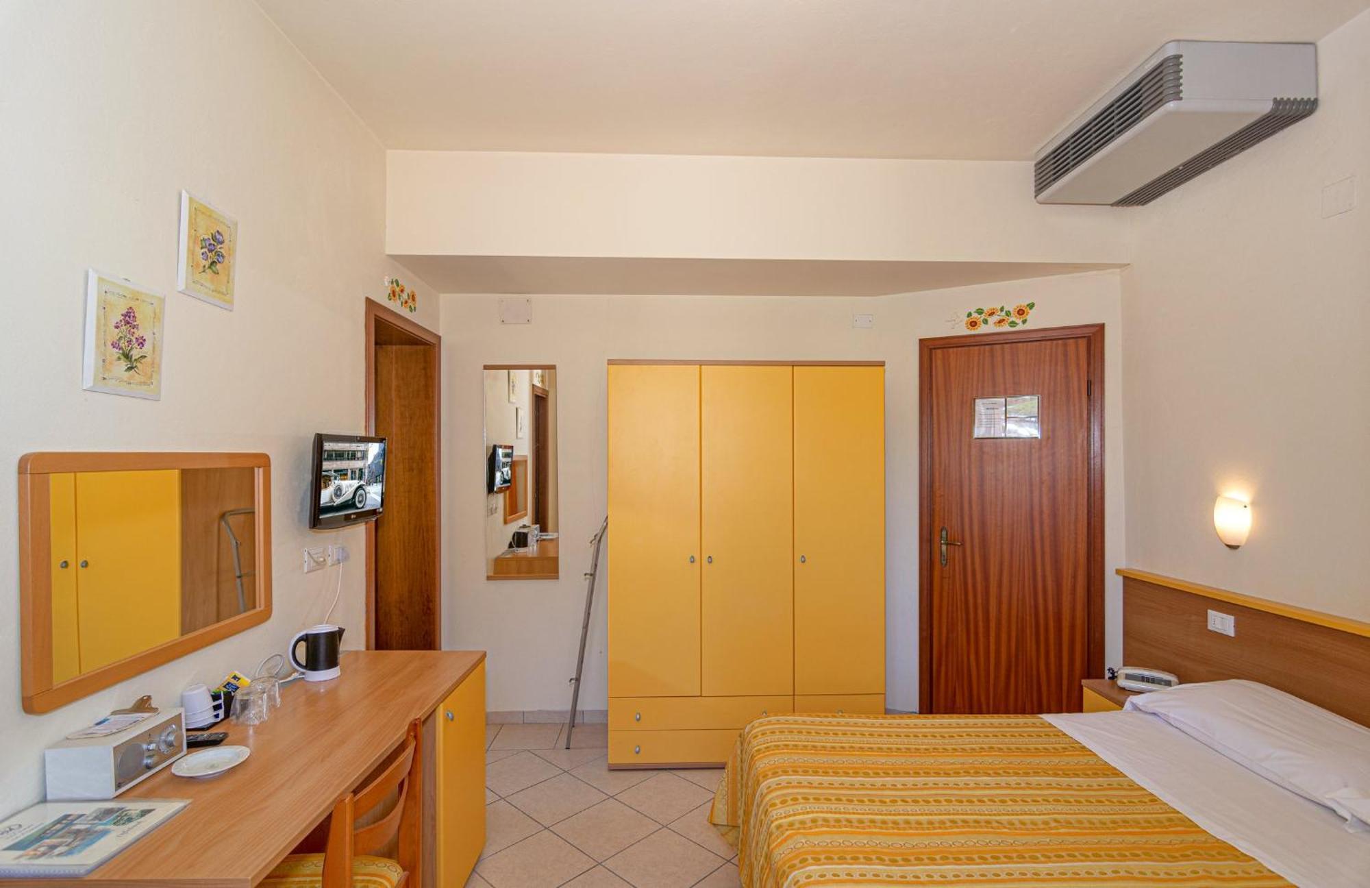 Hotel Mariani Camaiore Bagian luar foto